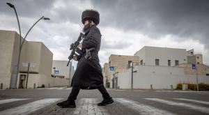 חרדי אוחז בנשק, למצולם אין קשר לכתבה צילום: Chaim Goldberg,Flash90 טלוויזיה