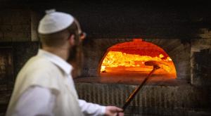 מצות לקראת פסח בירושלים צילום: Chaim Goldberg,Flash90 הורים וילדים