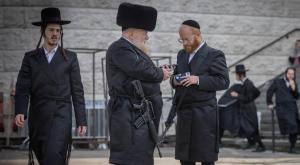 חרדי עם נשק צילום: Chaim Goldberg,Flash90 פוליטי