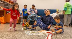 ילדים במרחב מוגן בעיר אשקלון, מלחמת חרבות ברזל צילום:  Yossi Aloni/Flash90 ביטחון