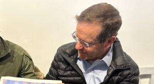 "מסגד אייפל", הכרזה המדאיגה שהוצגה להרצוג צילום: ללא חדשות