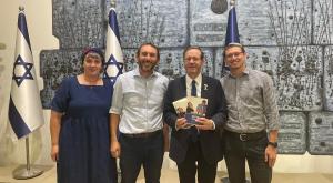 נשיא המדינה יצחק הרצוג, הרב יובל אהלי, שלום וייל וחגית ברנע מעמותת יסודות צילום: דוברות בית הנשיא המגזר
