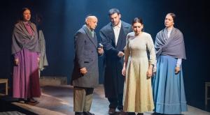 מימין לשמאל: צירל (עירית פשטן), בלומה (אנה פוגטש), הירשל (גל זק), ברוך מאיר (ארז שפריר) ומינה (ניצן לברטובסקי).  צילום: יעל אילן ברנז'ה