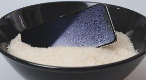 אייפון רטוב באורז צילום: Orapruek,Shutterstock טכנולוגיה