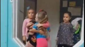 אמיליה נפגשת עם חברותיה צילום: משרד החינוך חדשות