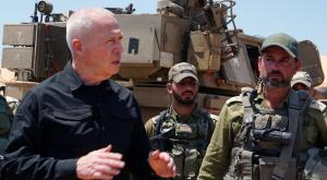 השר גלנט בביקור בסוללת התותחנים צילום: אריאל חרמוני, משרד הביטחון חדשות