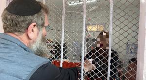 מסירת הגט דרך הסורגים צילום: בתי הדין הרבניים חדשות