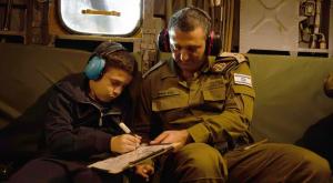 משפחת גולדשטיין אלמוג על מסוק צה"ל בדרכם לישראל צילום: דובר צה"ל חדשות