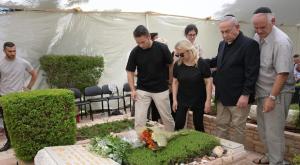 משפחת נתניהו בקבר של יוני נתניהו צילום: עמוס בן גרשום, לע"מ חדשות
