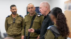 גלנט עם הלוחמים צילום: אריאל חרמוני, משרד הביטחון  חדשות