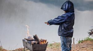 גשם על מדורה, אילוסטרציה צילום: Maria Symchych,Shutterstock תחזית מזג האוויר