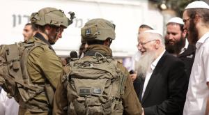 הרב אליהו עם לוחמים צילום: אלישע גרוסברג דעות