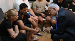 נתניהו והורי הנופל צילום: חיים צח/לע"מ חדשות