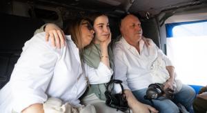 אגם ברגר עם הוריה |  צילום: דובר צה"ל חדשות