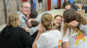 אוהד בן עמי מתאחד עם משפחתו |  צילום: מעיין טואף, לע"מ חדשות