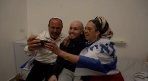 איתן מור התאחד עם הוריו |  צילום: דובר צה"ל חדשות