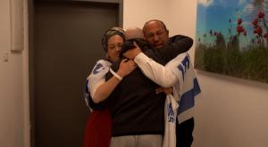 איתן מור מתאחד עם הוריו |  צילום: דובר צה"ל חדשות