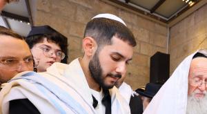 אליה כהן בכותל המערבי, שבוע שעבר |  צילום: הקרן למורשת הכותל המערבי  חדשות