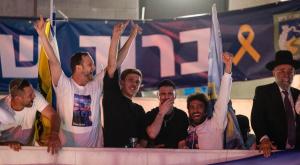 אלקנה בוחבוט חוזר לביתו |  צילום: Yonatan Sindel,Flash90 חדשות
