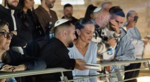 הזוג המאורס הגיעו לכותל המערבי | צילום: אבי שקדי ובן יקיר ברנז'ה