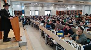 הרב קלמן בר במכינת עלי |  צילום: משה ערבה המגזר