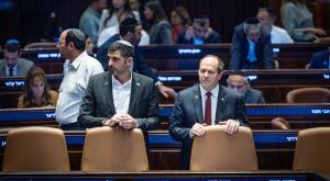 השר מהליכוד מנסה להרגיע |  צילום: Yonatan Sindel,Flash90 פוליטי
