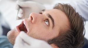 השתלות שיניים, אילוסטרציה |  צילום: PeopleImages,Shutterstock כדאי לדעת