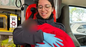 התינוק שאותר יחד עם חובשת מד"א |  צילום: תיעוד מבצעי מד"א  חדשות
