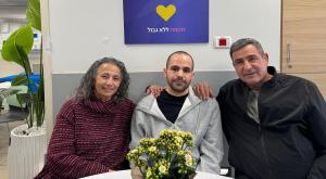 ירדן ביבס עם הוריו |  צילום: מטה משפחות החטופים חדשות