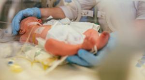 תינוקת בבית החולים | אילוסטרציה צילום: Iryna Inshyna,Shutterstock חדשות