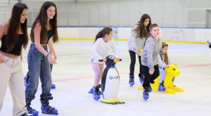 מבלים במתחם החלקה על הקרח |  צילום: ארנון בוסאני כדאי לדעת