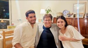 מריץ פרץ עם הזוג המאושר |  צילום: רשתות חברתיות חדשות
