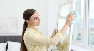 ניקוי מראה, אילוסטרציה |  צילום: New Africa,Shutterstock לייף סטייל