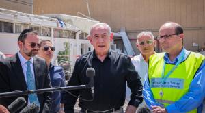ראש הממשלה בזירת הנפילה בסורוקה |  צילום: Marc Israel Sellem/POOL חדשות