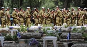 חיילים עומדים על קבר חלל | אילוסטרציה צילום: Gili Yaari,FLASH 90 חדשות