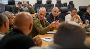 אלוף גורדין עם ראשי הרשויות בצפון צילום: דובר צה"ל ביטחון
