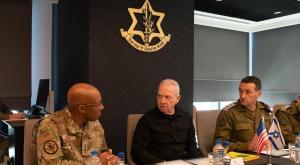 השר גלנט והרמטכ"ל לצד הגנרל בראון צילום: אריאל חרמוני, משרד הביטחון  ביטחון