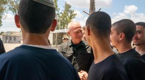 השר גלנט עם המתגייסים החדשים צילום: אריאל חרמוני, משרד הביטחון  חדשות