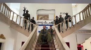 ח"כ יצחק קרויזר ב"לשכה" שלו מאיתור הבית בדרום לבנון צילום: ללא  חדשות