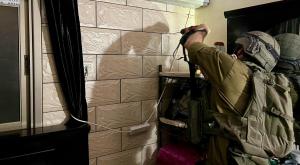 לוחמים מבצעים מיפוי בביתו של המחבל צילום: דובר צה"ל ביטחון