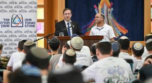 נשיא המדינה בביקורו בנווה שמואל צילום: מעיין טואף/לע"מ חדשות