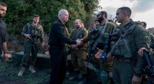 גלנט עם הלוחמים צילום: אריאל חרמוני, משרד הביטחון. חדשות