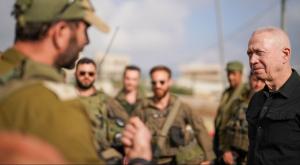 גלנט עם לוחמים, ארכיון צילום: אריאל חרמוני, משרד הביטחון  חדשות
