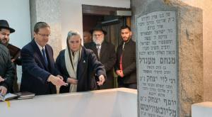 הנשיא ורעייתו בקבר הרבי צילום: קובי גדעון/לע"מ חדשות