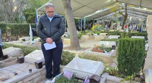 הרב אהד טהרלב ליד קבר בנו צילום: מאיר אליפור חדשות