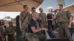 עידן רייכל בהופעה לחיילים, ארכיון.  צילום: Chen Schimmel,Flash90 חדשות