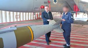 שר הביטחון ישראל כ"ץ בביקור בבסיס תל נוף צילום: שלומי אמסלם, משרד הביטחון מבזקים