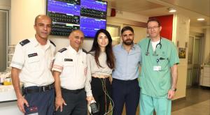 אטיקה והצוות הרפואי שהציל את חייה צילום: מירי גטניו, דוברות איכילוב חדשות