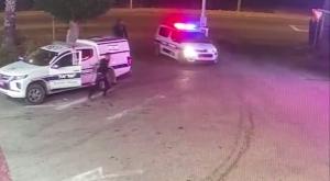 השוטרים תופסים את החשוד | צילום: דוברות משטרת ישראל  חדשות