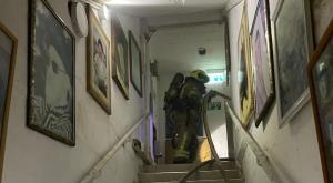 כבאי התחנה פועלים לכיבוי השריפה צילום: דוברות  תחנה אזורית איילון | חדשות